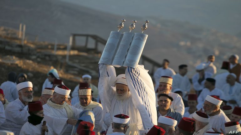 احتفالا بـ “عيد الحصاد”.. السامريون يحجون إلى قمة جرزيم